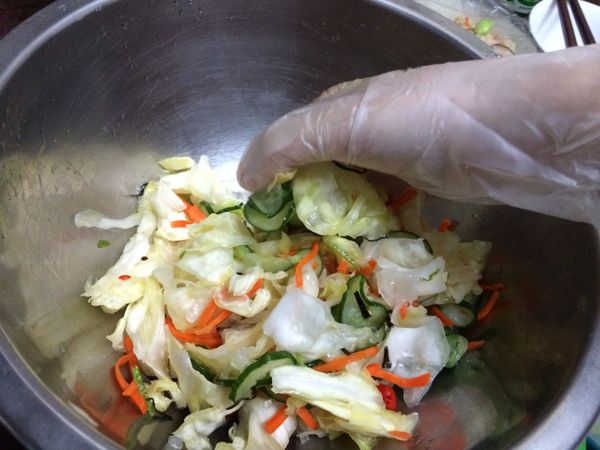 加入醃汁使材料混合好，蓋上保鮮膜靜置10~15分鐘即可食用。