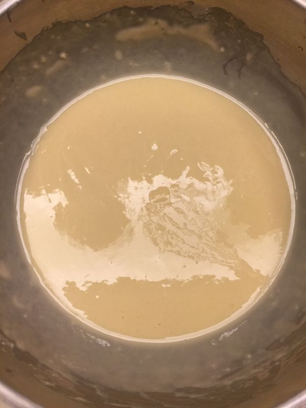 中筋麵粉、水、全蛋、少許鹽用攪拌器攪勻