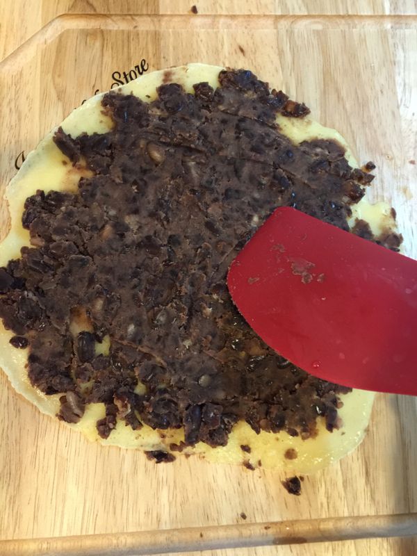 取一片餅皮，用抹刀抹滿豆沙餡