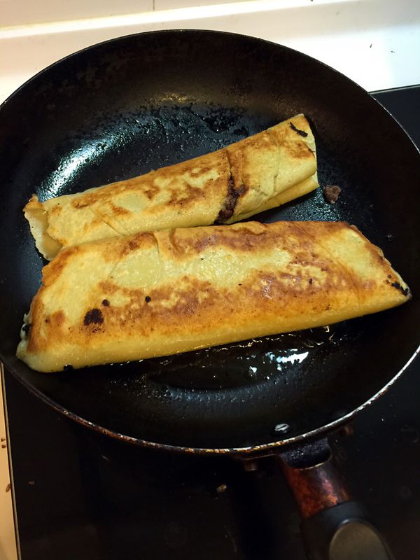 熱鍋中倒入油，放入豆沙餅煎至兩面金黃