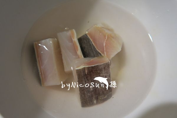 鰻魚乾洗淨泡水降鹹味.