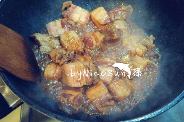 起一油鍋小火炒冰糖.融化後放入五花肉炒醬色