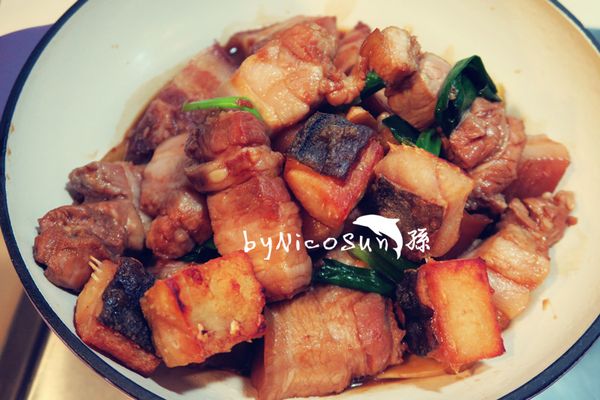 加入鰻魚乾及兩大碗水煮滾.蓋鍋轉小火燒40分