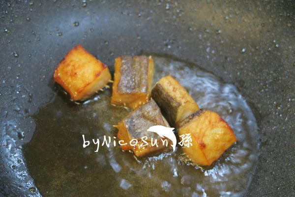 擦乾後中火半煎炸至香兩面酥脆