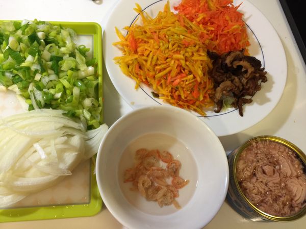 食材：金瓜、紅蘿蔔刨絲，香菇切絲、洋蔥切絲備用