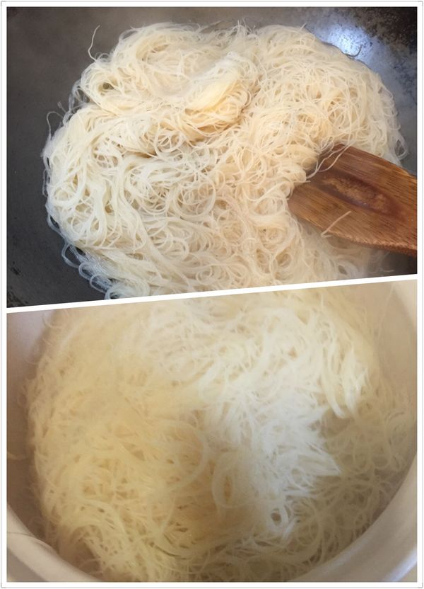 燒ㄧ鍋水，水滾後放入米粉，加入鹽、一匙油、兩匙醬油，米粉煮兩分鐘左右，撈起瀝乾放入另一個鍋中並加蓋悶兩分鐘