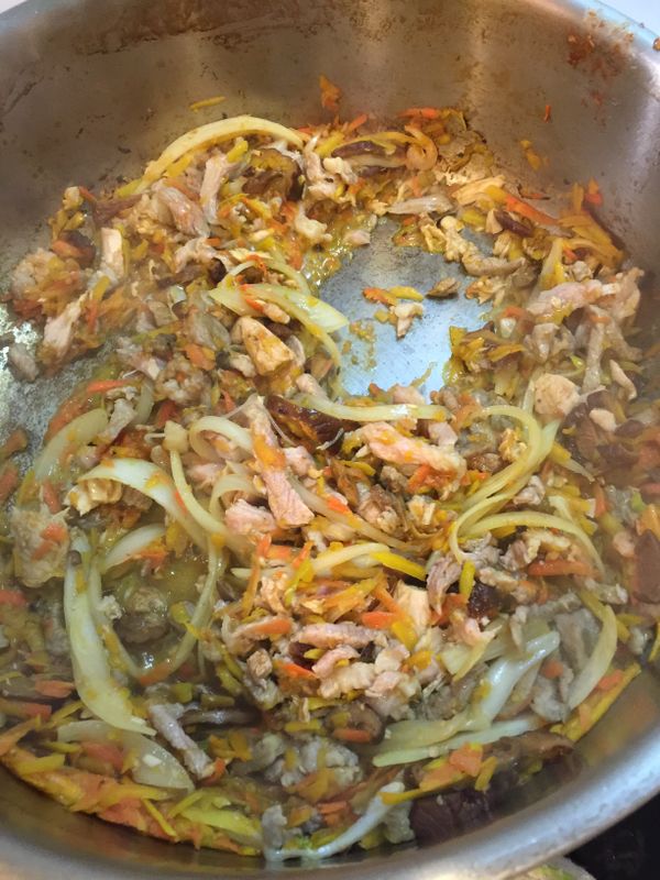 炒鍋中放入油炒肉絲（不用醃），再放入金瓜絲、紅蘿蔔絲、香菇絲炒至豬肉變白，加入洋蔥絲、蝦米、泡香菇水、泡蝦米水、煮米粉水及鮪魚煮一分鐘