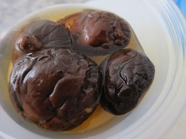 乾香菇洗淨後以溫熱水泡發。
(保留香菇水)