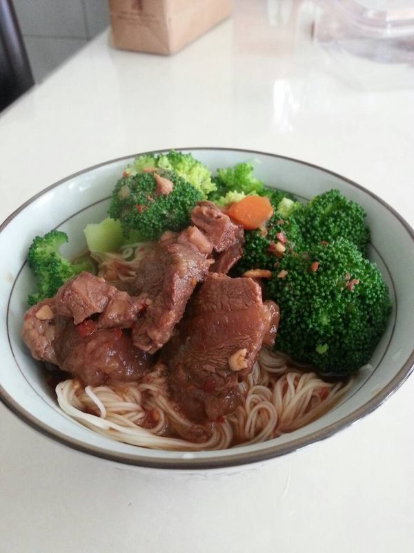 看想吃飯還是吃麵線，將燉好的牛肉淋在上面，加些蔬菜，就大功告成了!