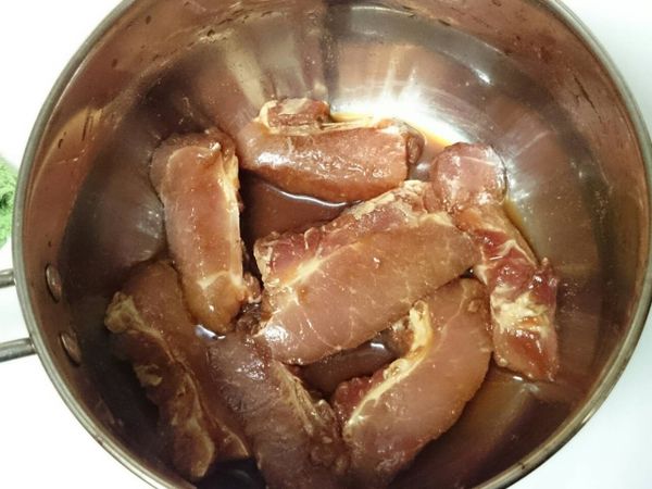 豬小排洗淨後，加入[醃料]後抓勻，醃漬１５分鐘。