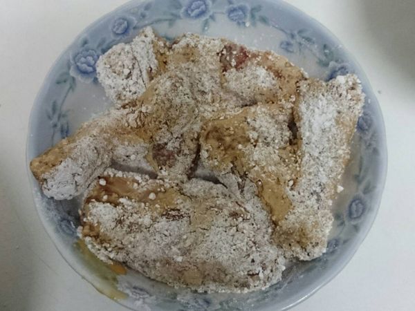 將地瓜粉放在一盤中，放入醃好的豬小排，均勻的裹上一層粉後，靜置５分鐘反潮。