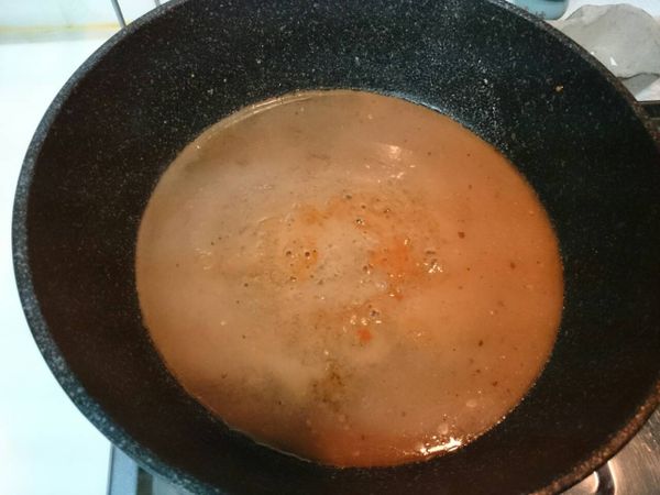 倒出鍋中剩油，將[醬汁]倒入煮滾且糊稠。