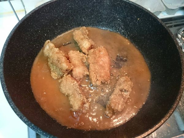 放入剛炸好的小排，每面沾勻就可以起鍋盛盤，撒點熟白芝麻即可享用。