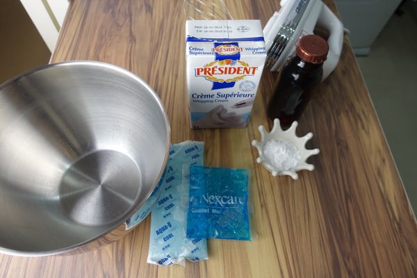 用中高速打發鮮奶油,盆子底部可墊更大冰水盆,或冰敷袋！隨時注意打發的軟硬度！