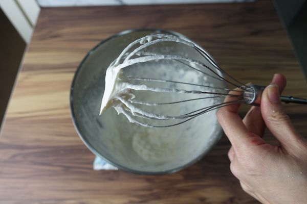 繼續打下去不久會發現鮮奶油用攪拌器舀起不滴落,間角下垂,此時約7分發,適合用來裝飾塗抹蛋糕表面！