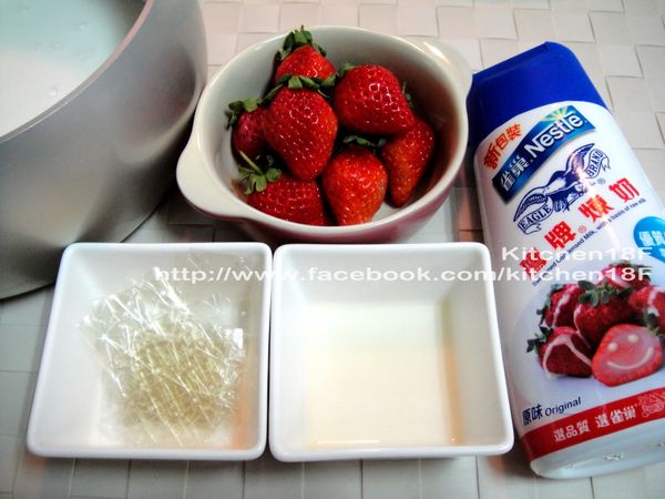 備好所有材料。草莓洗淨去蒂，每顆切成8等份(或4等份)。