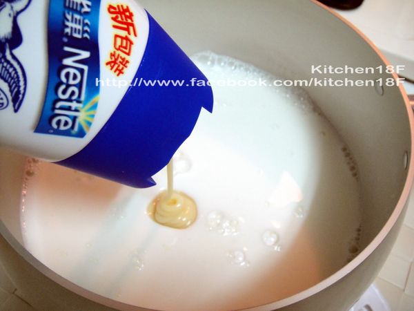 取一小鍋，倒進[鮮奶]和[鷹牌煉奶]後，用微火邊加熱邊攪拌，煉奶完全融入鮮奶時，即馬上關火。(約50秒-1分鐘)