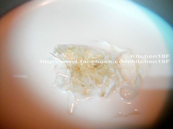 接著，取出(步驟2)已泡軟的吉利丁片，擠乾水份後，放進小鍋內，利用殘留的熱度，將吉利丁片攪拌至完全融化。此刻，同步加入[蘭姆酒]增香氣。