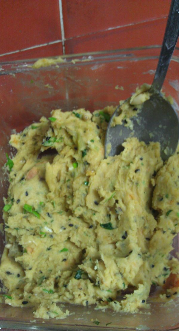 將地瓜芝麻香蘭餅餡料備妥,地瓜芝麻香蘭餅做法參照:http://icook.tw/recipes/100371