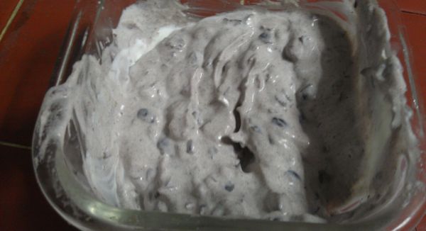 鮮奶油打發後加入紅豆泥拌勻成內餡