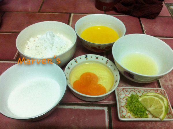 備料︰烤箱預熱190℃／奶油切小塊以微波爐加熱30秒至融化／粉類過篩／一顆檸檬刨皮屑、切下中央一片、手擠成汁。