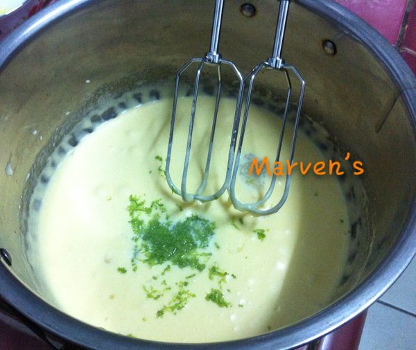 加進檸檬汁、檸檬皮屑，以打蛋器混合。