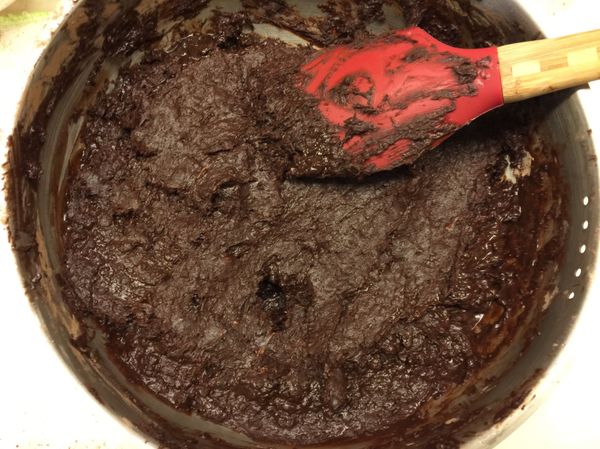 粉類過篩，加入奶油、雞蛋、巧克力攪拌均勻後靜置10分鐘