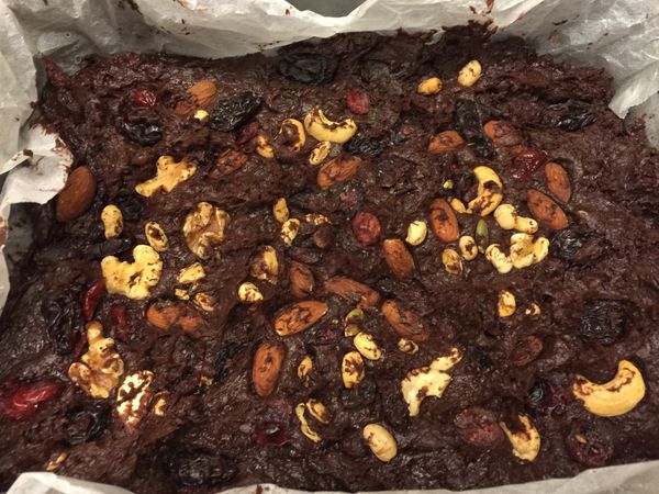 將4移入烤盤抹平，加入纖果並稍微往下壓