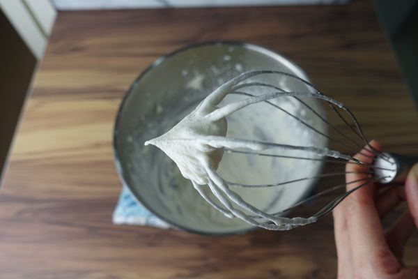 當打發至鮮奶油用攪拌器舀起尖角朝上挺起不下垂時,此時適合用來擠花或做蛋糕夾心,或某些慕斯上！