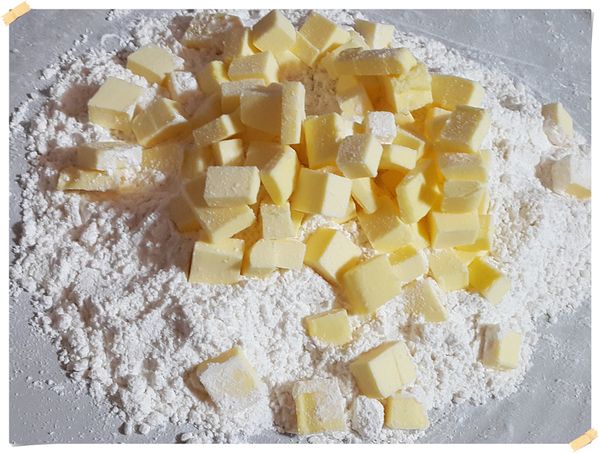 無鹽奶油切一公分立方放冷凍至少二小時,直接在桌面上操作,跟麵粉.鹽混合均勻(奶油越冰千層越酥)