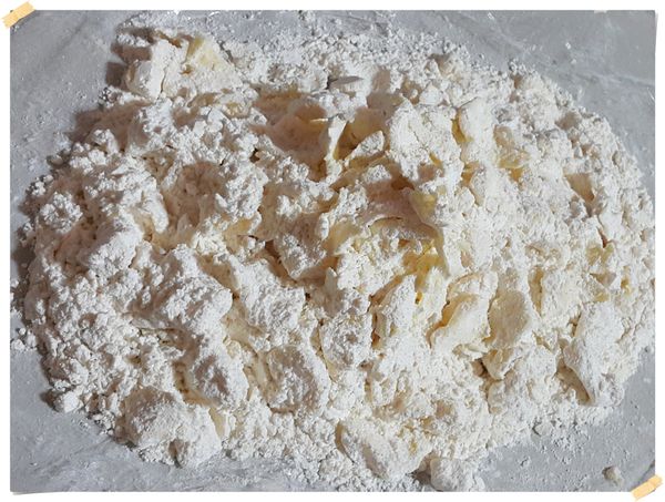 先用手抓麵粉在抓奶油(才不會黏手),先把奶油捏扁