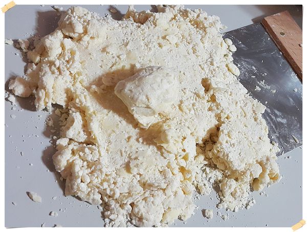 配方中的水分可以不用全部加完,用手抓起麵團可以捏成團即可,不要再加水份,水份越少越酥