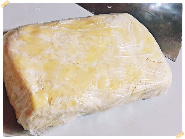 把粉團包含所有粉屑放到保鮮膜內,整理成長方形,放冰箱冷藏一小時