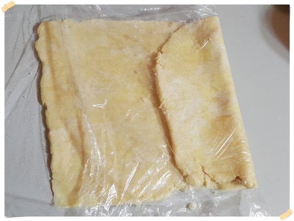 直接提起保鮮膜折起來做第一次的三折