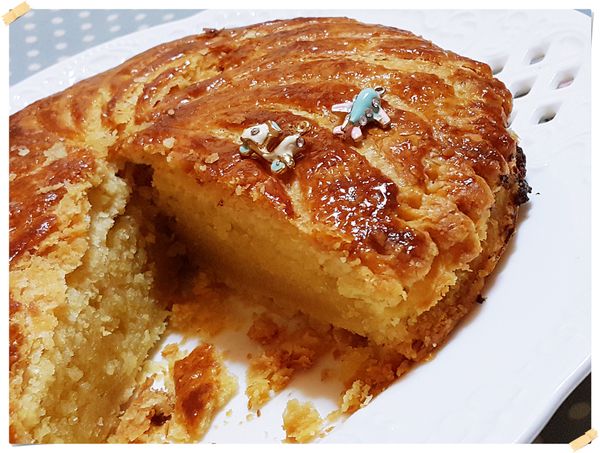 這個法國人過年必吃的主顯節國王派就是用這個簡易千層派皮烘烤的喔~一整個酥到掉渣啊~