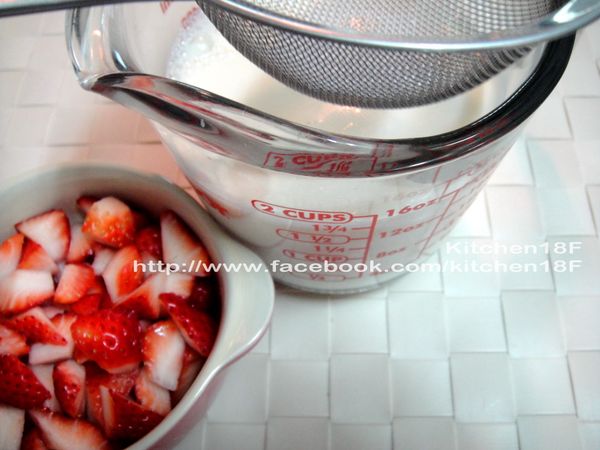 【奶酪滑嫩步驟】將(步驟4)已完成的奶水，用濾網過篩一次，去除可能未融化的吉利丁碎片。