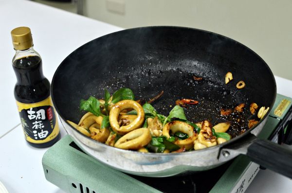 起鍋前加入九層塔拌勻，即可盛入砂鍋保溫食用。