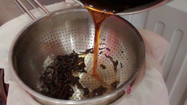 [煮紅茶]將3000cc的水煮沸後熄火，倒入60g茶葉，紅茶浸泡12分鐘過濾茶葉。綠茶水沸騰後降溫至85℃，加入茶葉浸泡5~6分後過濾，依個人口味調整時間。