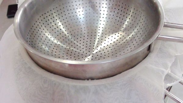 [煮紅茶]過濾時建議用兩個濾網加紗布，可以過濾細小的茶葉。