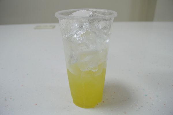 取杯子加入檸檬汁55g、果糖135g、冰塊至9分滿