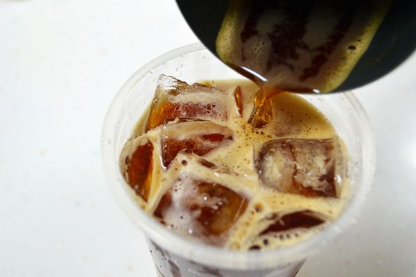 加入紅茶至9分滿杯