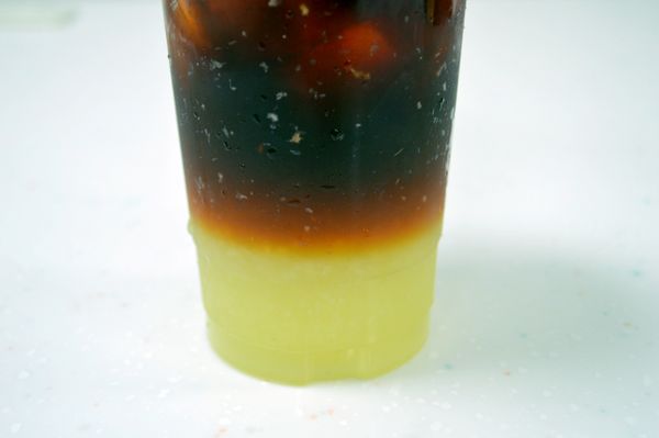 紅茶和檸檬汁美麗的漸層顏色 ( 家裡如果有雪克杯，這時用力搖10下 ，你儂我儂)