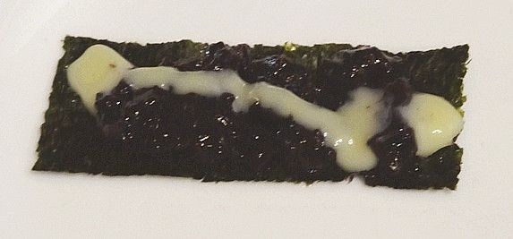 淋上適量鷹牌煉奶。