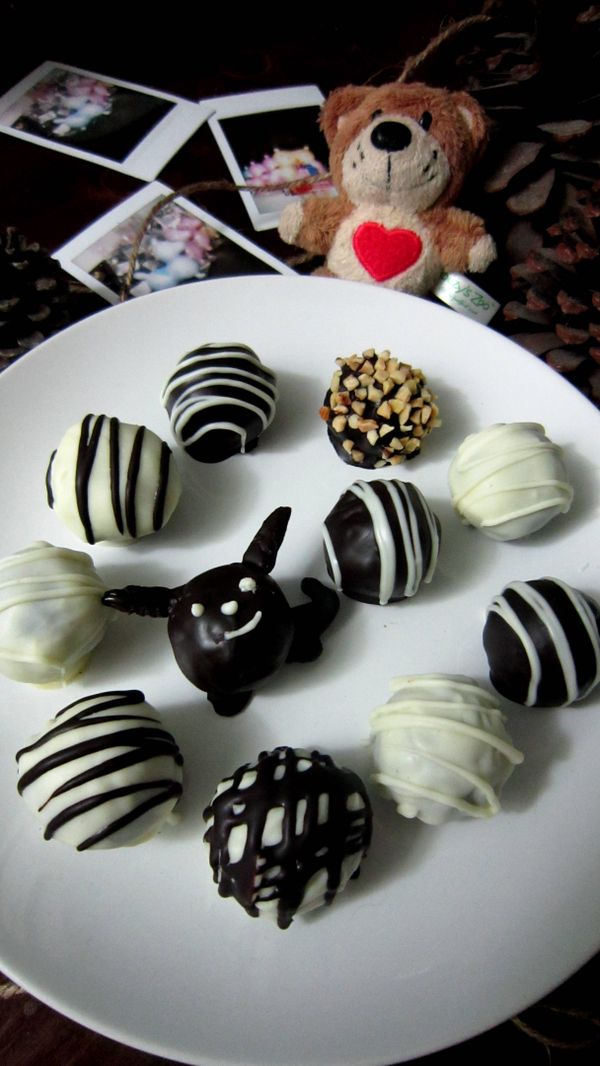 大家可以在大創(也就是DAISO)買到許多漂亮的盒子，利用不要的包裝紙用碎紙機碎成紙絲團，可愛又精巧歐。