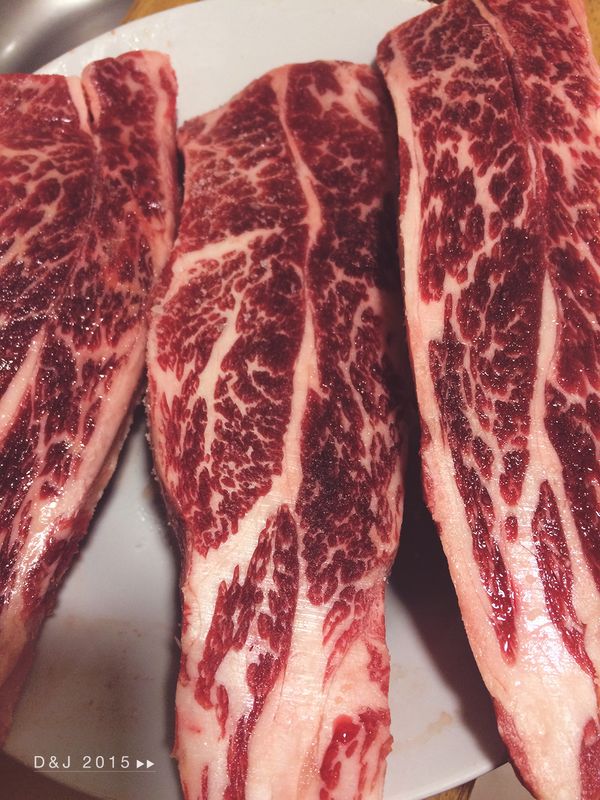 先將牛小排兩面撒上適量的海鹽