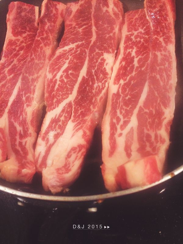 大火熱平底鍋或烤盤，熱到牛小排放入會有“啪滋啪滋”的聲音，就可直接下鍋煎了（不需另外加油），保持大火煎大約2-5分鐘，熟度可自行調整