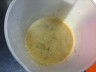 將蛋打散後，再白飯和全部的配料和放入蛋液中，加入調味料後，充分拌勻備用成A。

注意：飯量不能太多，蛋至少要3粒（大粒的話要2粒以上），這樣才有歐姆蛋的感覺。