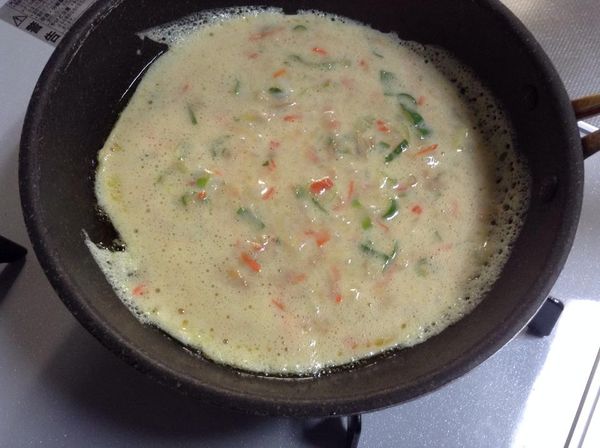 用小型平底鍋（約18公分左右較好操作），放入1大匙油滑一滑鍋，讓油充分沾滿鍋面後，中火熱鍋後，倒入A的半量，用筷子不斷繞一繞蛋液，約1分鐘後，轉中小火。