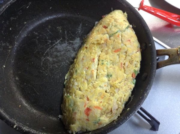 反面約煎1分鐘後，就可以利用鍋邊的弧度整成半圓形。