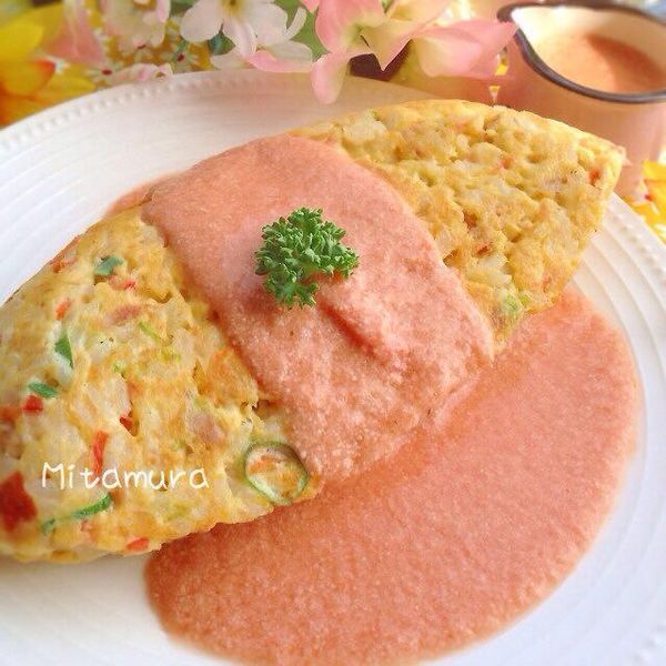 將明太子去膜用碎。鍋中倒入牛奶小火加熱後，加番茄醬和明太子冒泡後即可淋在飯上。
非常美味。